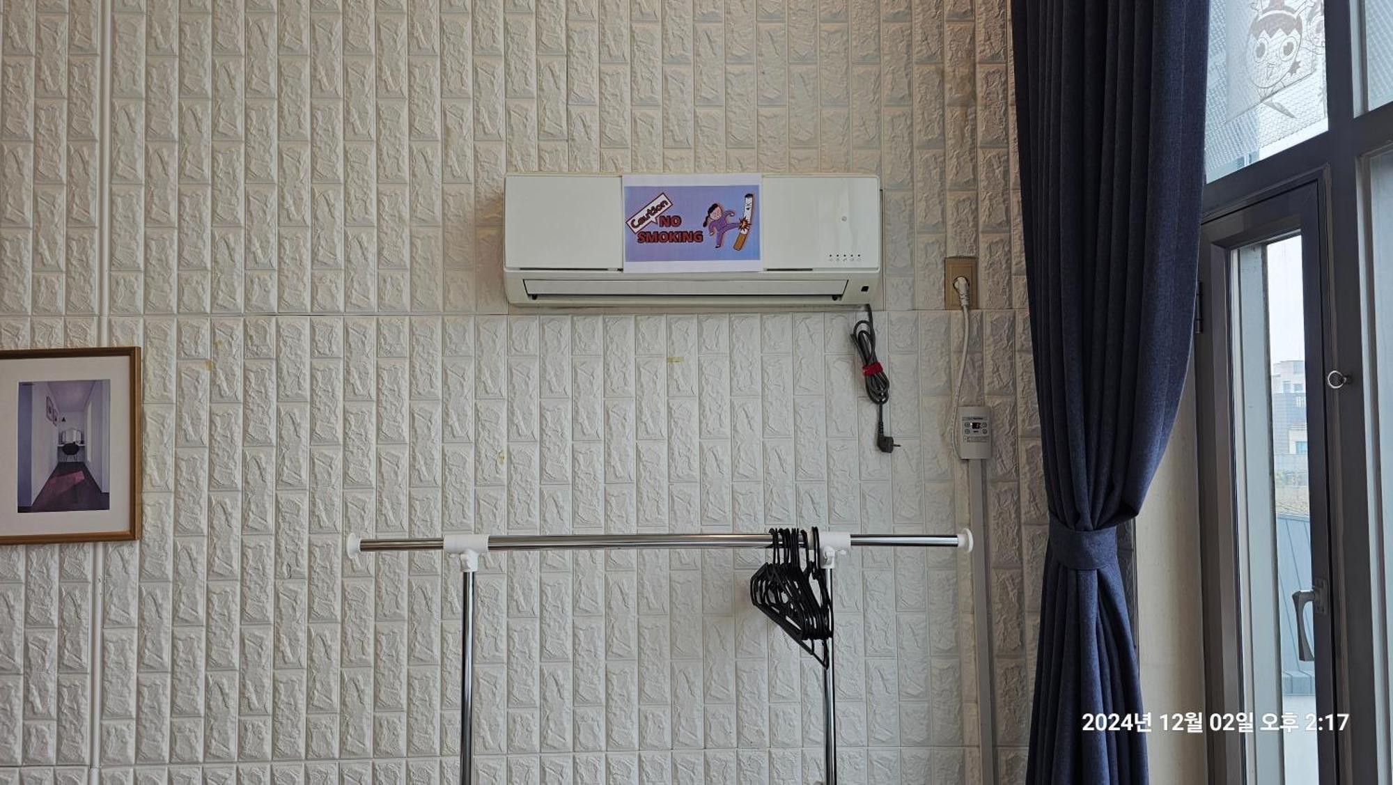 Hongdae Residence-5 1min From Hongik Uni Station Exit #1 Apartment